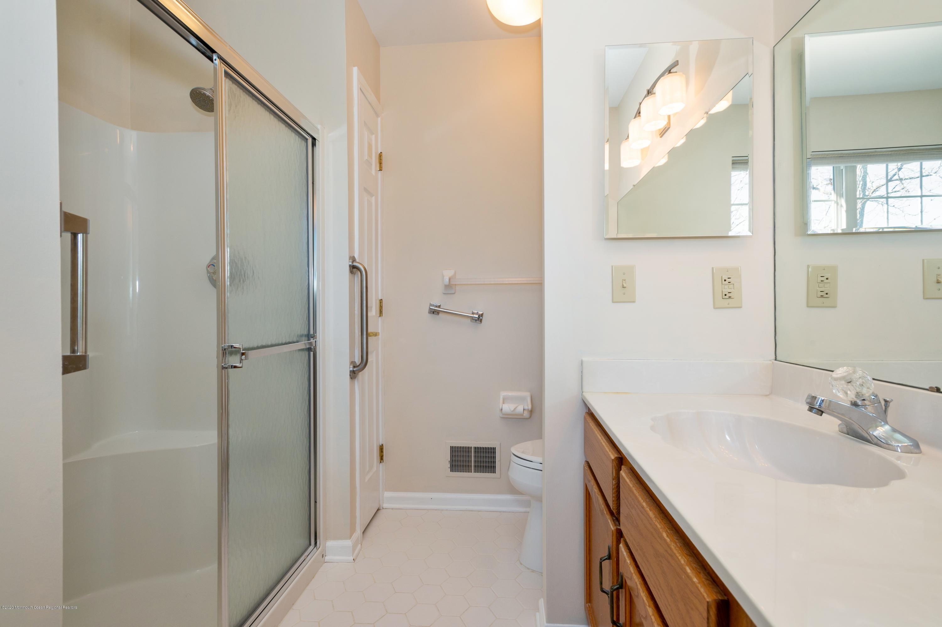 9 Portebello Road Jackson, NJ 08527 - Photo 19 of 26 19_9PortebelloRoad_13_MasterBathroom_HiR