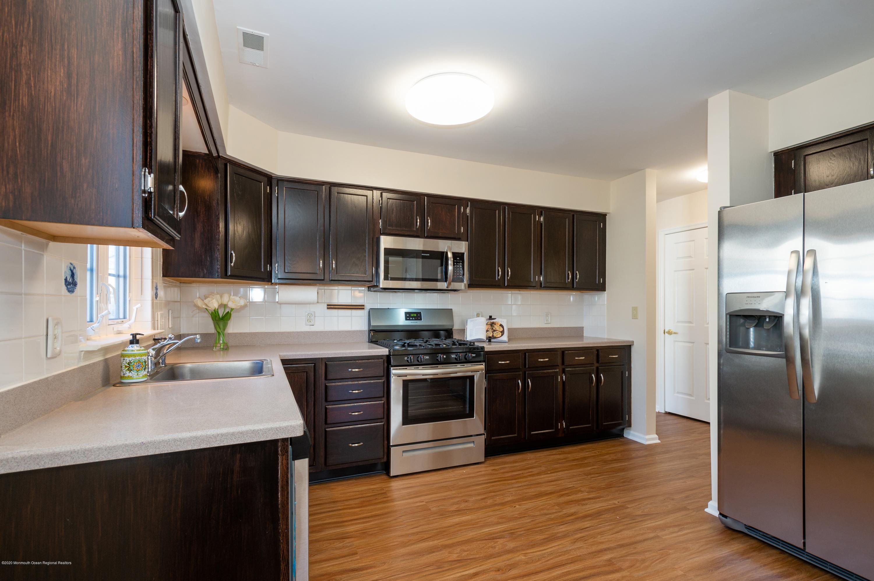 9 Portebello Road Jackson, NJ 08527 - Photo 6 of 26 06_9PortebelloRoad_177001_Kitchen_HiRes