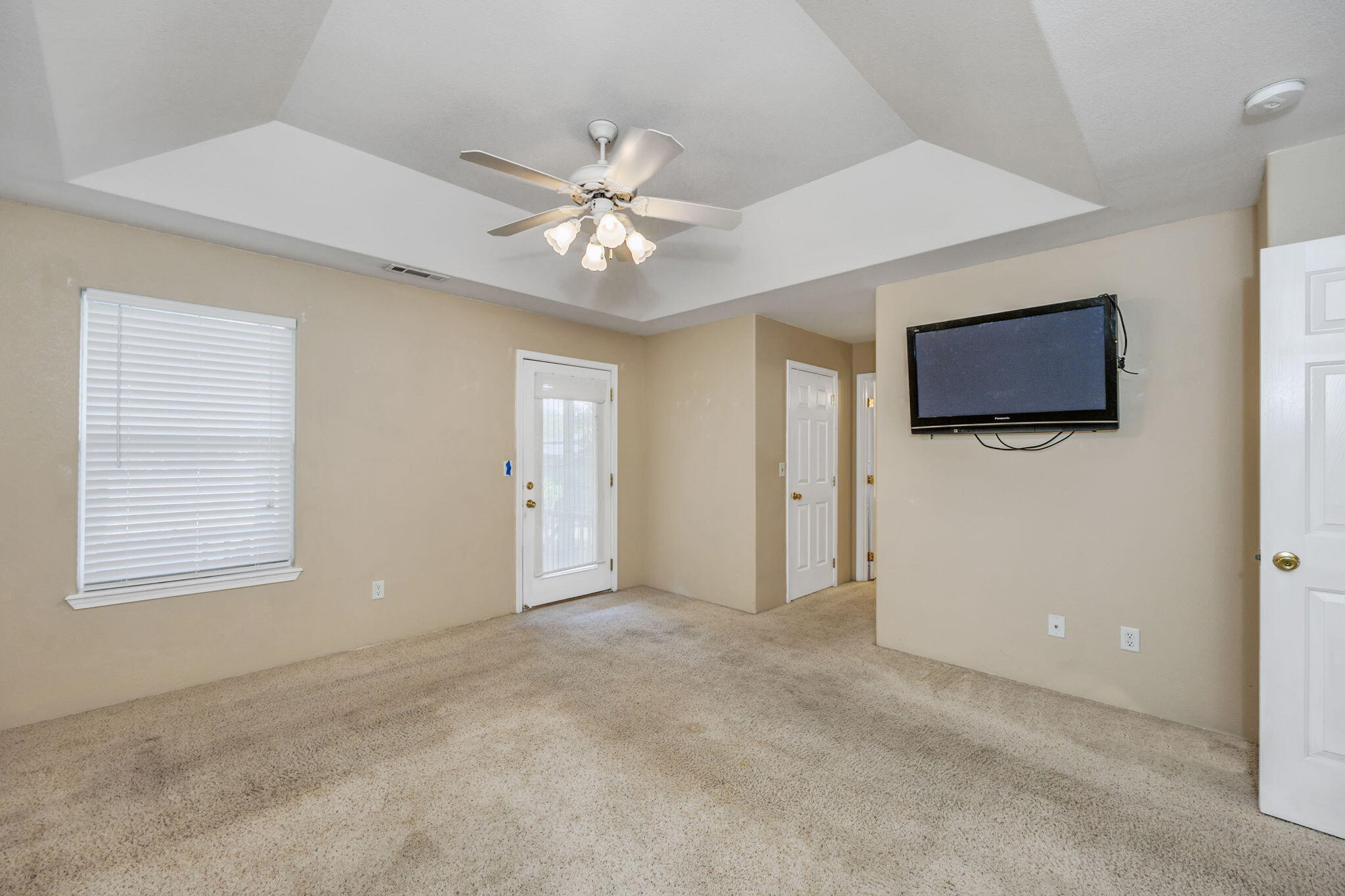 9 Chantrell Court Eagle Point, OR 97524 - Photo 31 of 37 a view of an empty room with a window