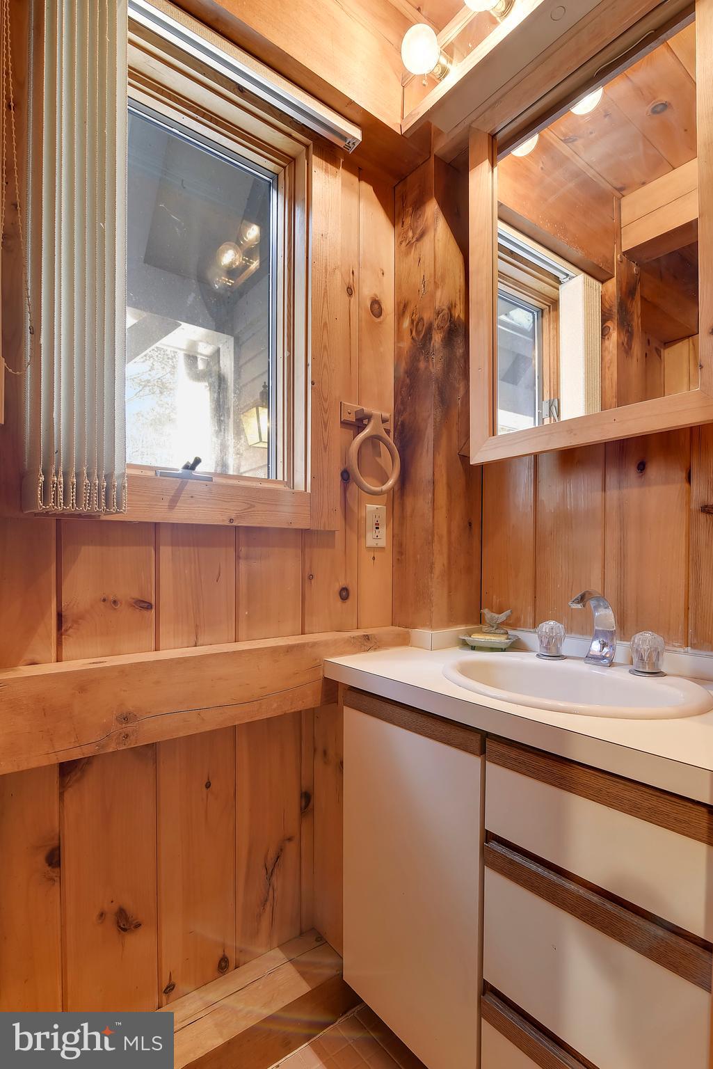 38243 Lime Kiln Road Middleburg, VA 20117 - Photo 29 of 94 Main Level Half Bath