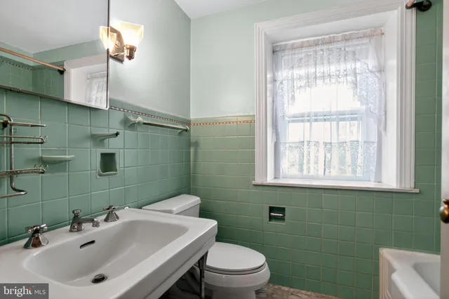 $750,000 | 3 Hidden Lane, Abington, PA 19046