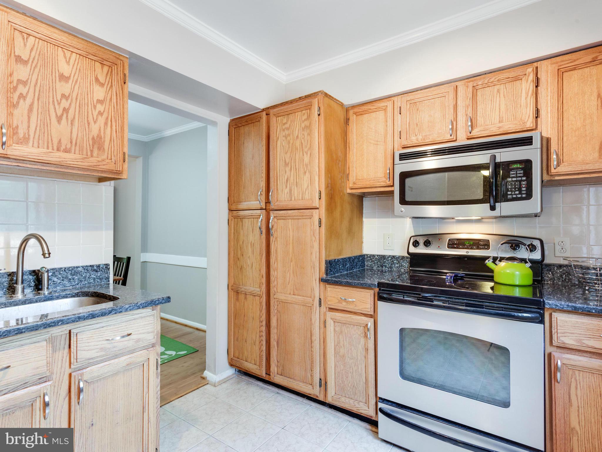 2334 Antiqua Court Reston, VA 20191 - Photo 6 of 30 a kitchen with stainless steel appliances a stove microwave and refrigerator