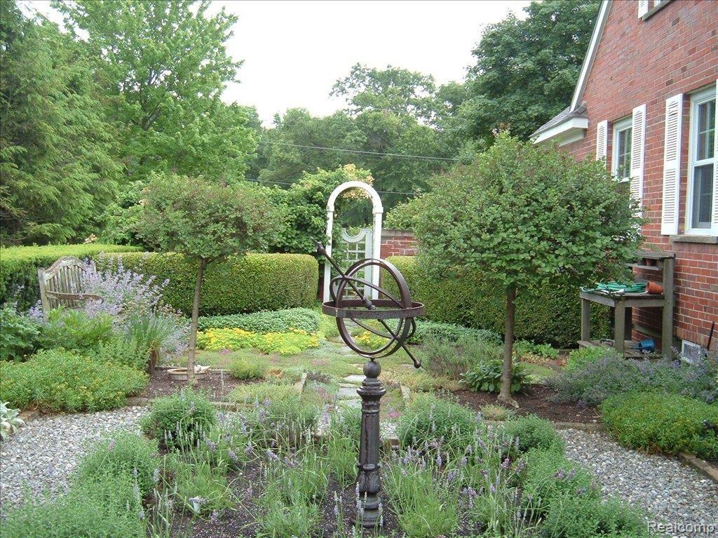 290 Cayuga Road Lake Orion, MI 48362 - Photo 8 of 24 European Formal Garden