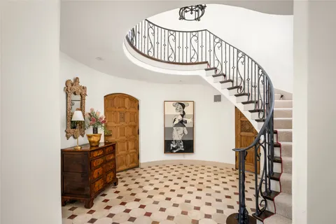 a view of entryway with a workspace