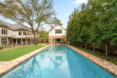a view of a back yard