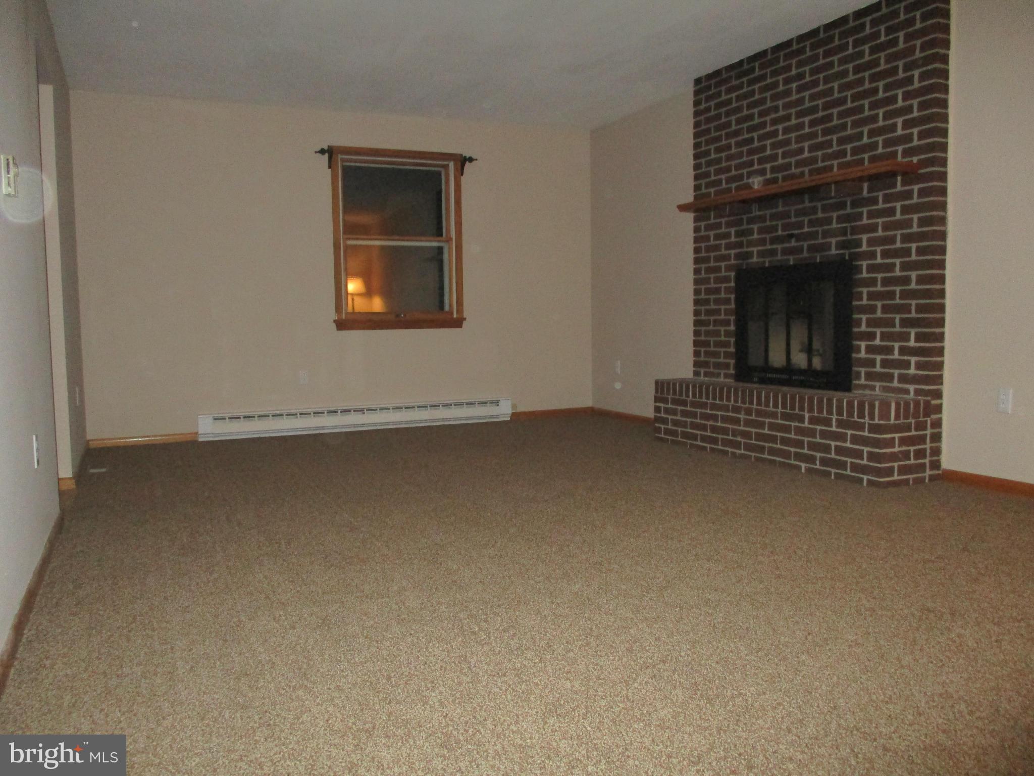 14906 Viewcrest Road Southwest Cumberland, MD 21502 - Photo 4 of 25 Living Room