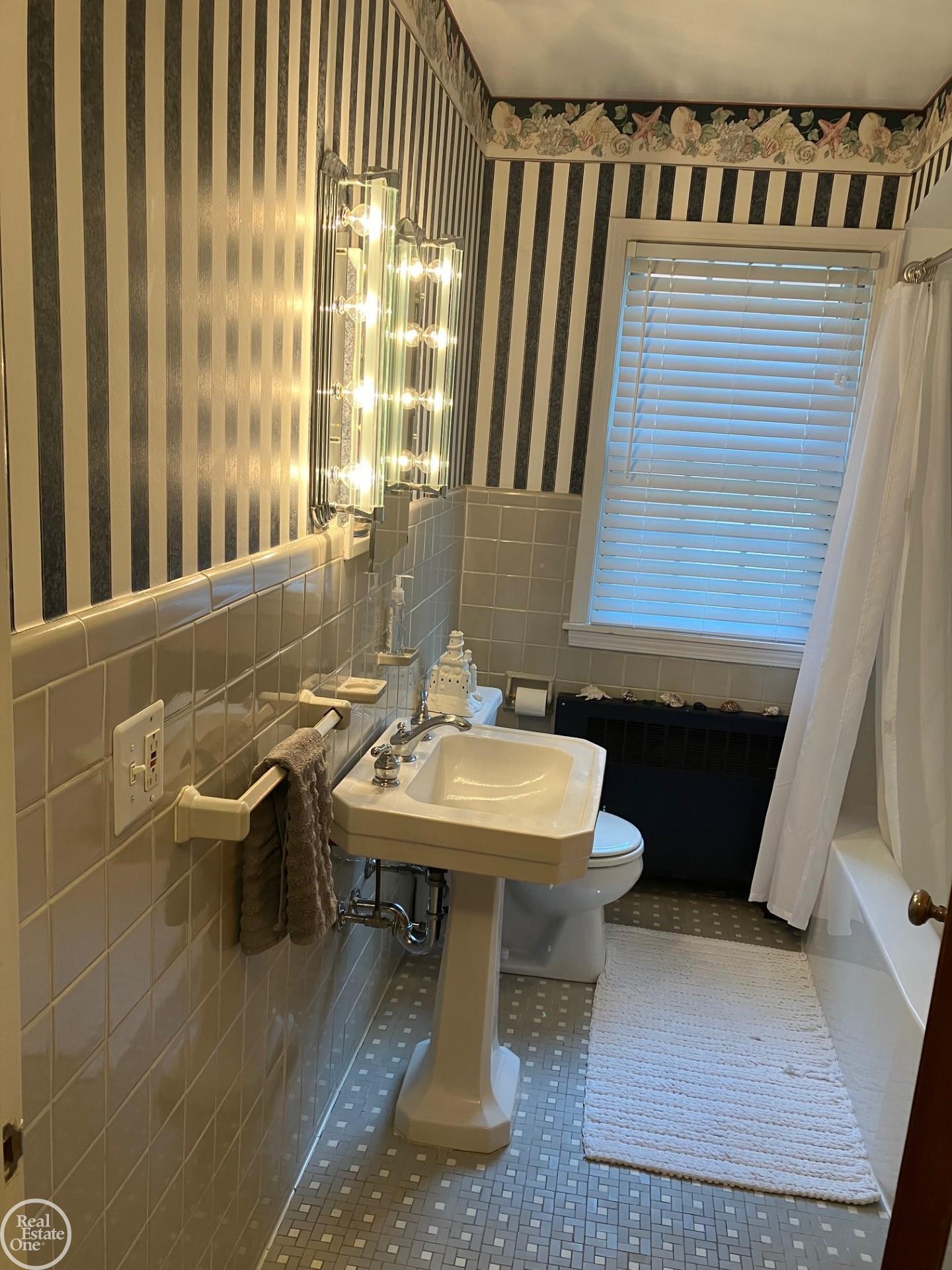 1231 Hawthorne Road Grosse Pointe, MI 48236 - Photo 15 of 41 50109491-14.JPG
