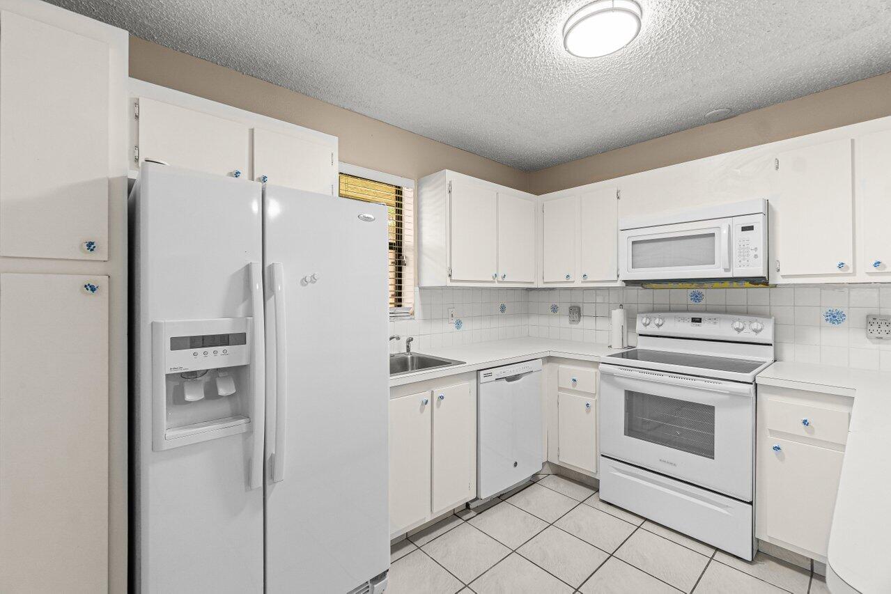 7633 Courtyard Run West Boca Raton, FL 33433 - Photo 6 of 32 011-7633CourtyardRunWest-BocaRaton-FL-33