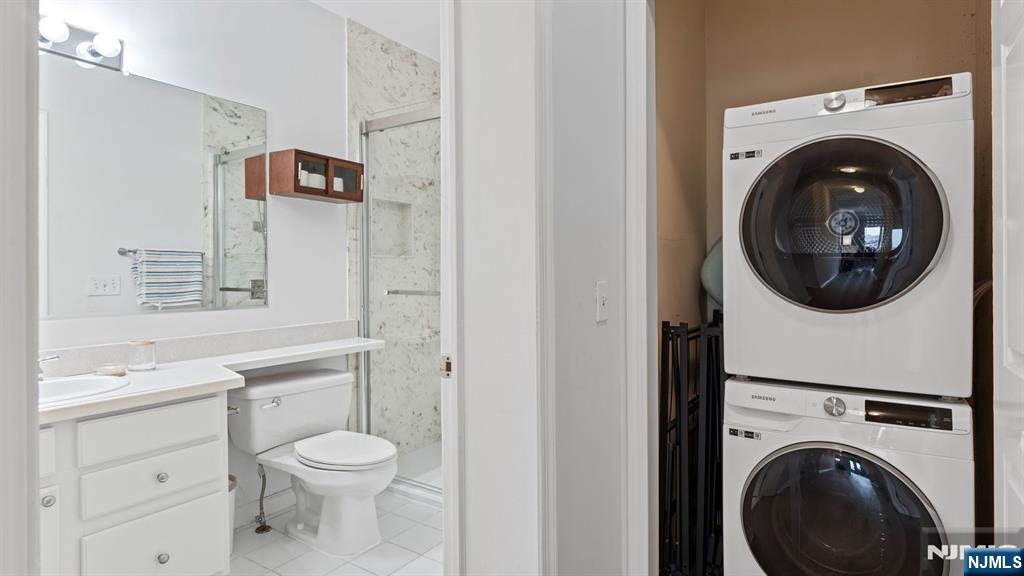344 The Promenade, Unit 344 Edgewater, NJ 07020 - Photo 20 of 44 a bathroom with a toilet sink and mirror