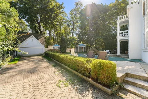 a view of a backyard