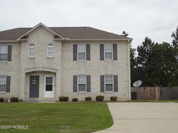 $1,900 | 205 South Pointe Drive, Unit B, Winterville, NC 28590