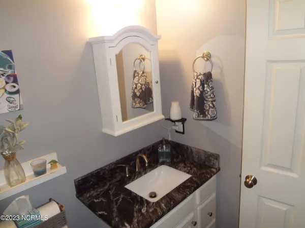 $1,900 | 205 South Pointe Drive, Unit B, Winterville, NC 28590