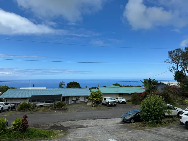 a view of a parking area