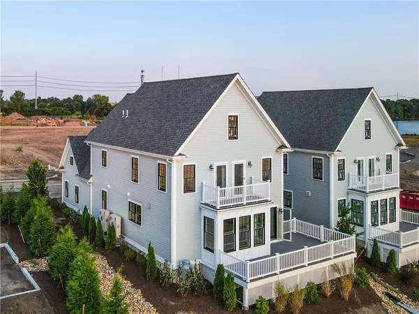 $1,149,000 | 132 East Pt Drive, Rumford, RI 02916