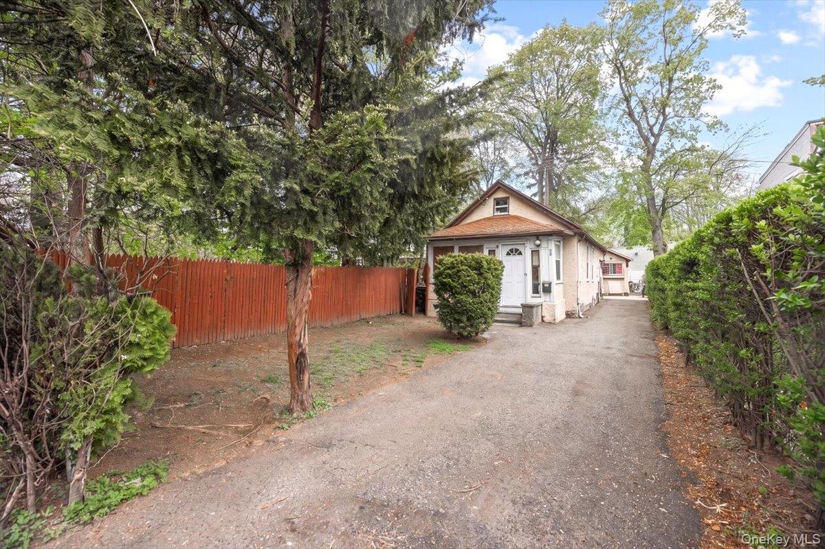 8 Geyser Place White Plains, NY 10607 - Photo 4 of 18