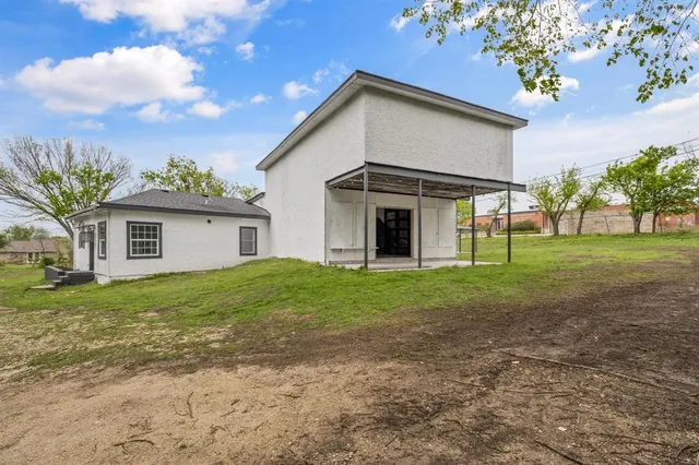 a view of a house with backyard and garden