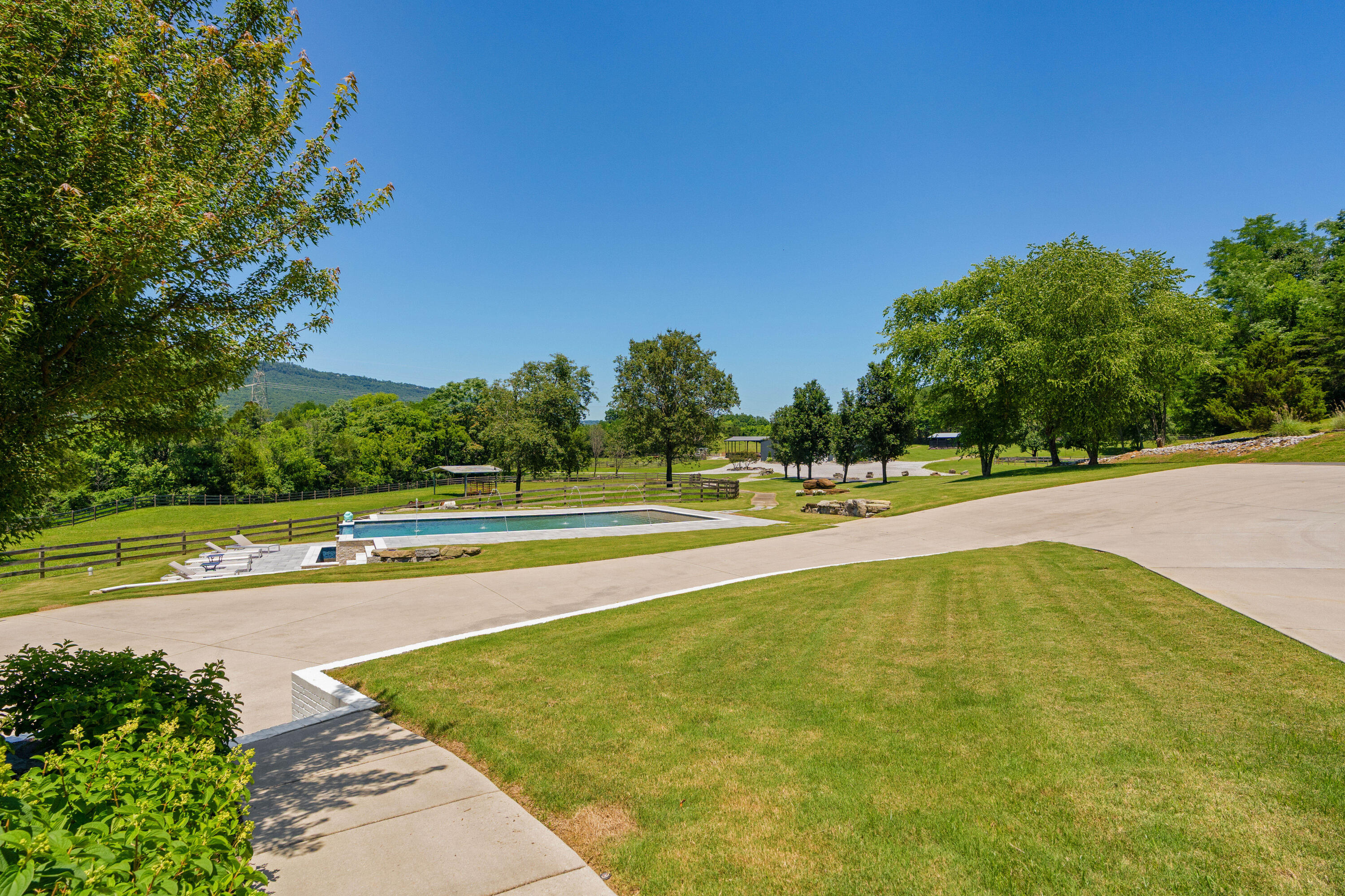 527 Reads Lake Road Chattanooga, TN 37415 - Photo 10 of 100 57 - 527 Reads Lake - Exterior