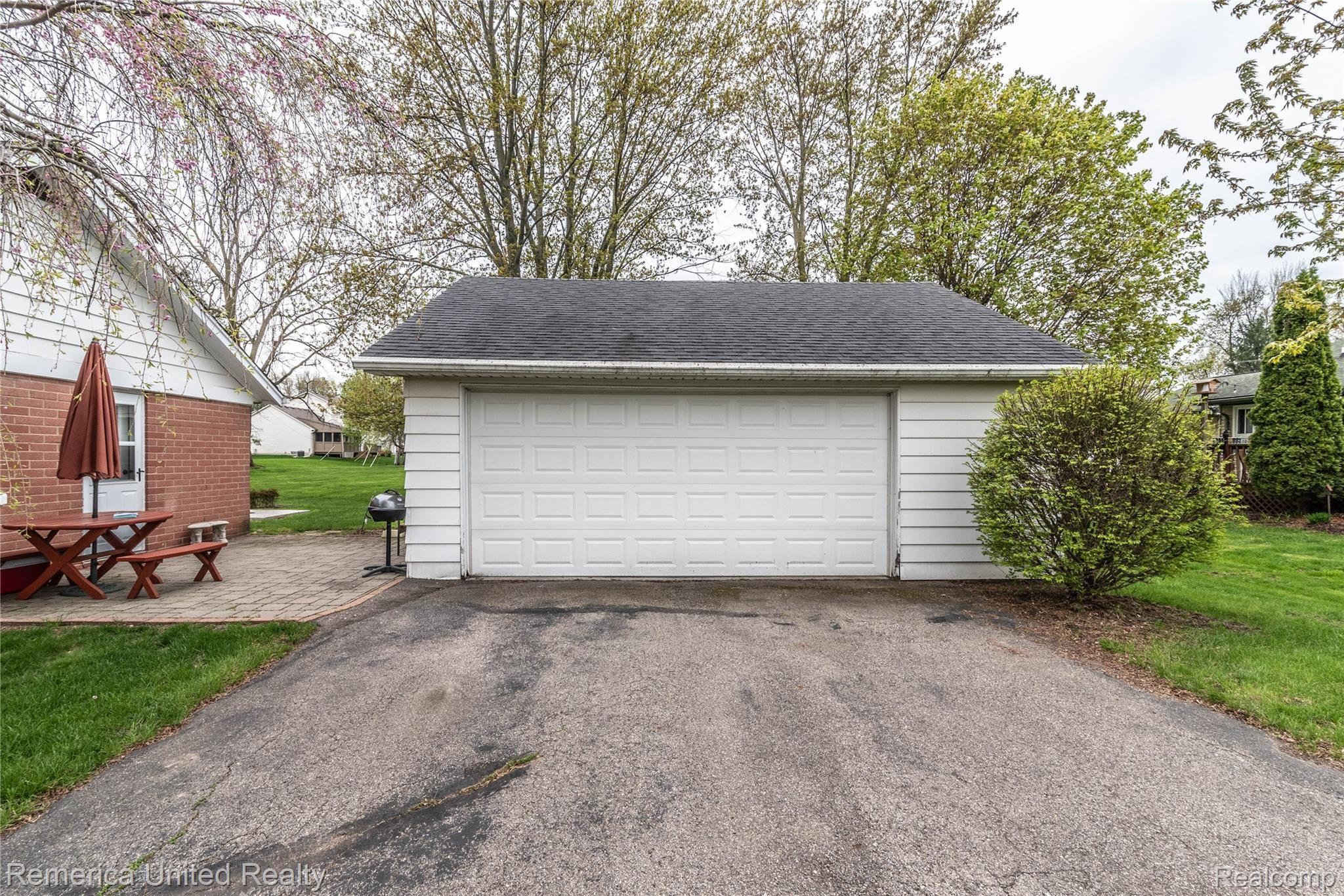 44135 West 11 Mile Road Novi, MI 48375 - Photo 12 of 12 Garage.jpg