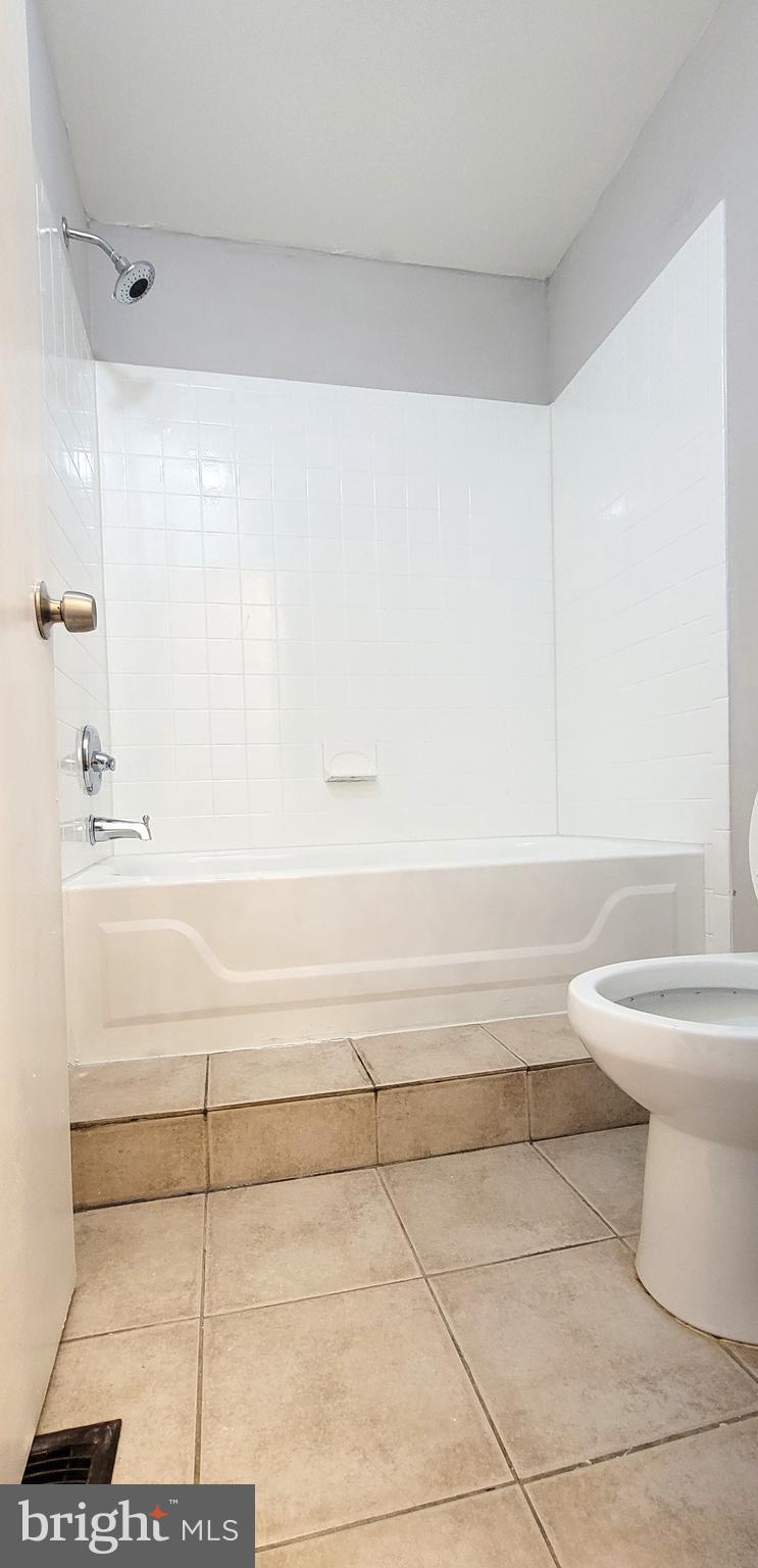 22 Summit Court Clementon, NJ 08021 - Photo 21 of 33 Master bath