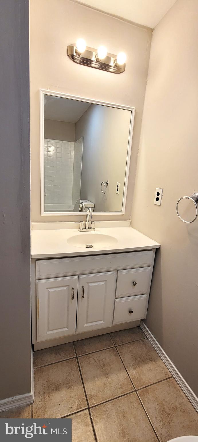 22 Summit Court Clementon, NJ 08021 - Photo 28 of 33 Guest bathroom