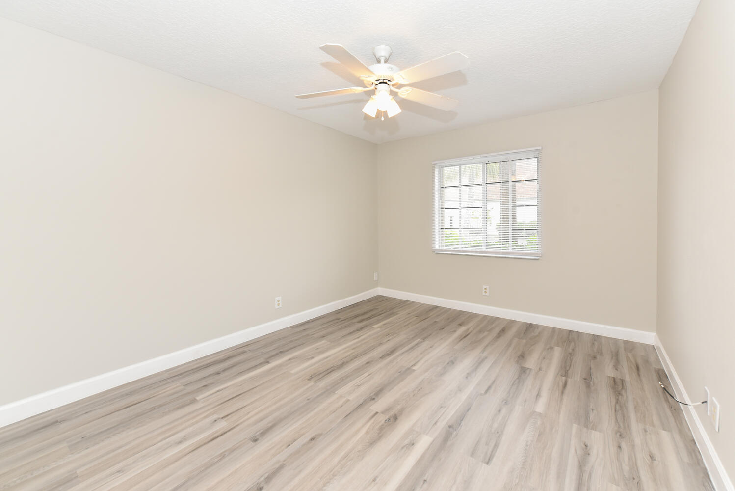 950 South Kanner Highway, Unit E4 Stuart, FL 34994 - Photo 16 of 28 950 S Kanner Hwy Unit e 4-large-013-003-