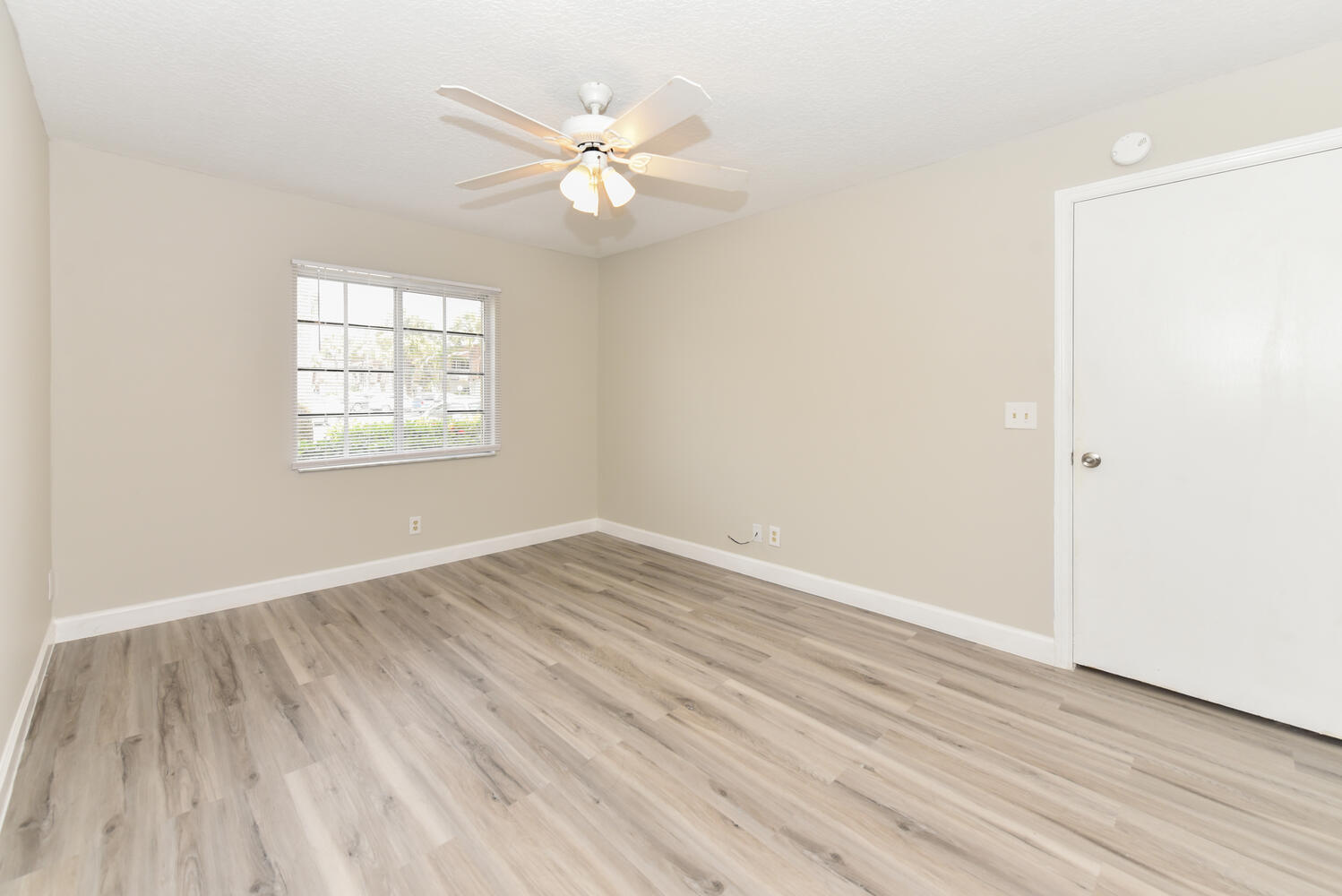 950 South Kanner Highway, Unit E4 Stuart, FL 34994 - Photo 21 of 28 950 S Kanner Hwy Unit e 4-large-018-017-