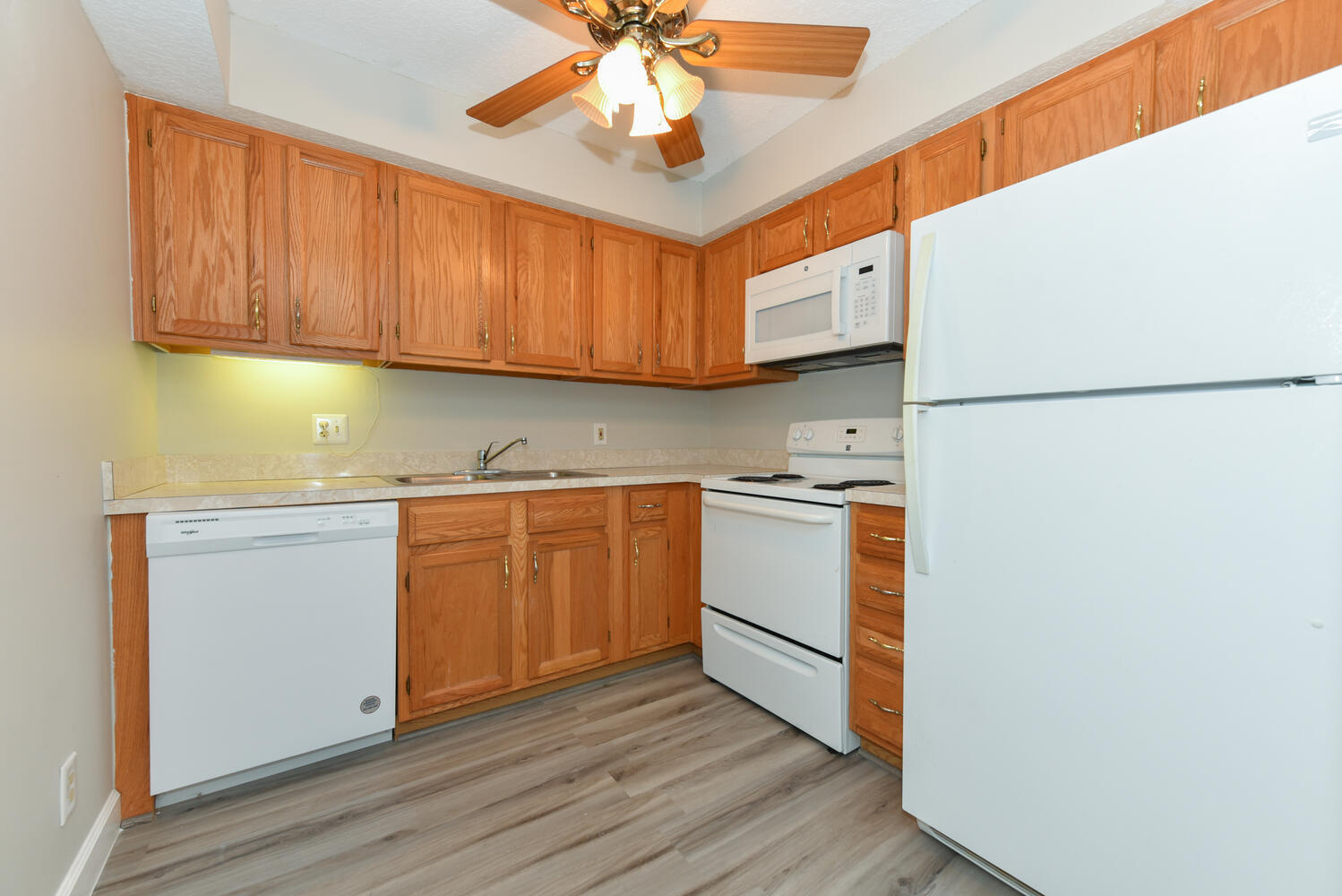 950 South Kanner Highway, Unit E4 Stuart, FL 34994 - Photo 9 of 28 950 S Kanner Hwy Unit e 4-large-006-005-