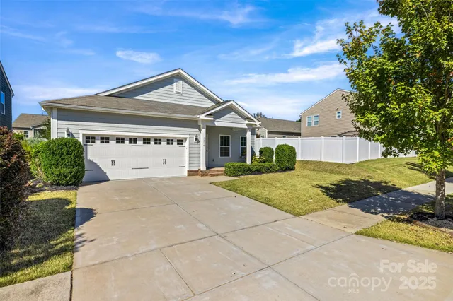 a view of house with garden