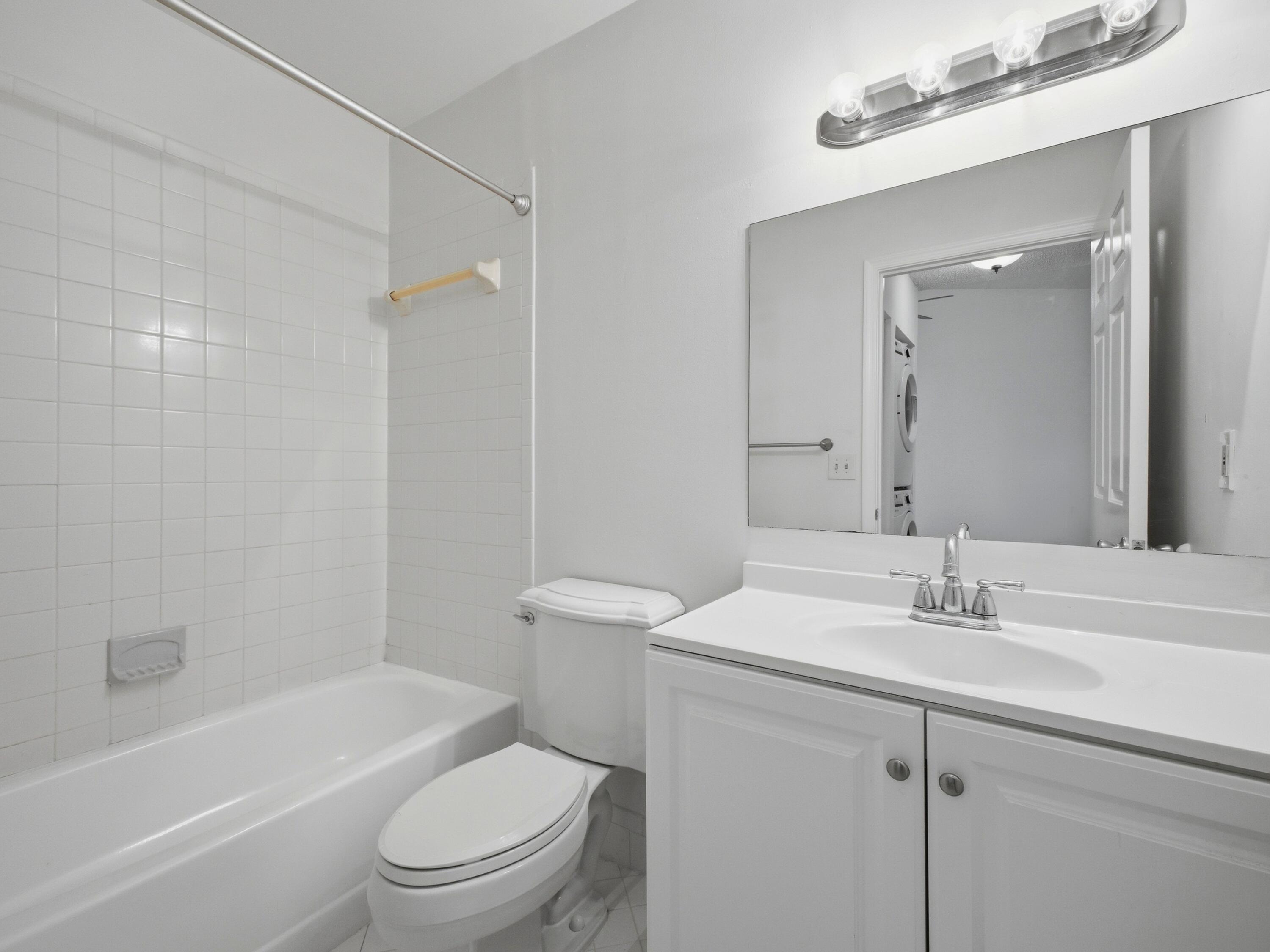 321 Norwood Terrace, Unit N221 Boca Raton, FL 33431 - Photo 22 of 36 Guest Bathroom