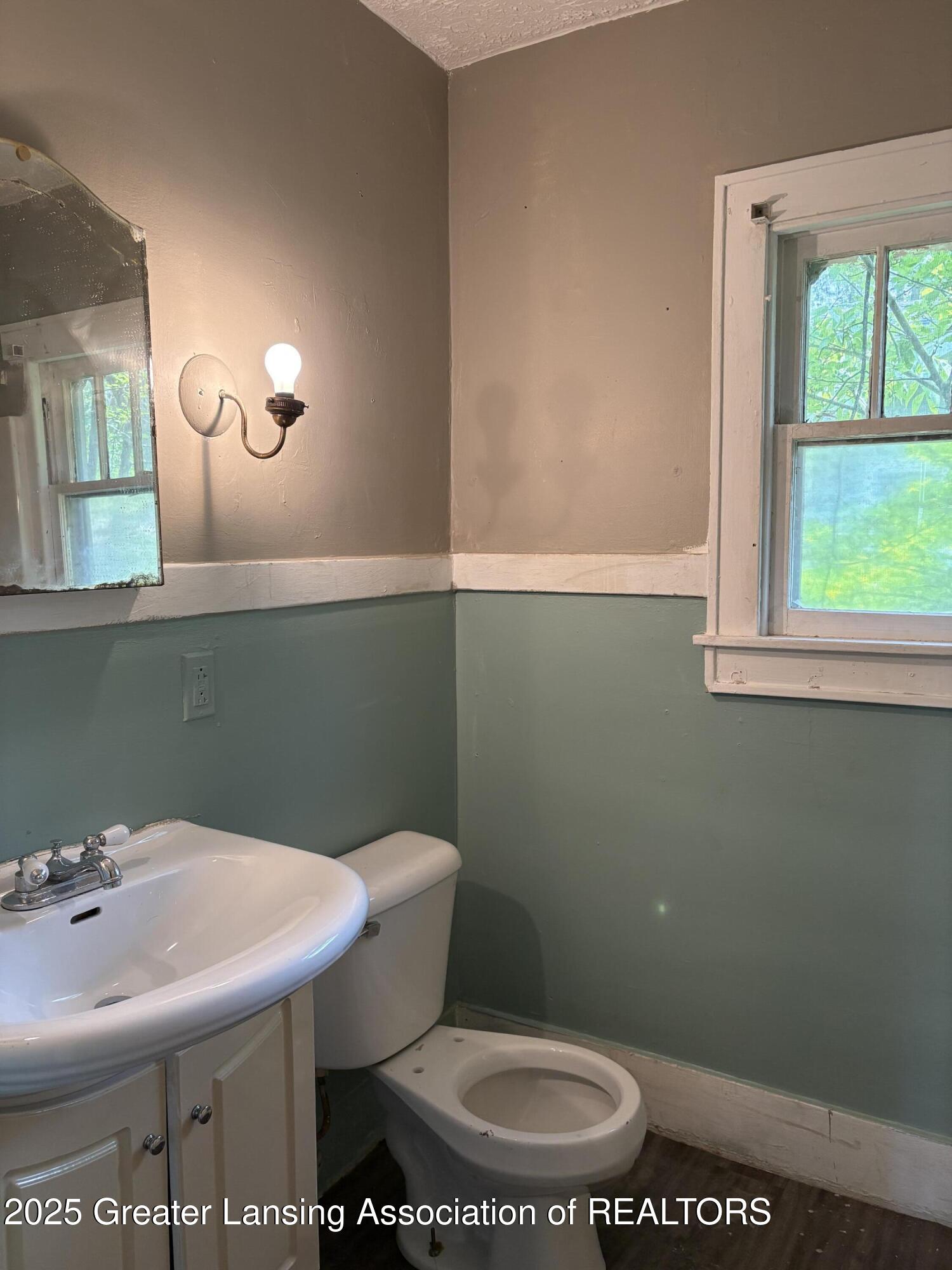2113 South Rundle Avenue Lansing, MI 48910 - Photo 12 of 16 IMG_2894