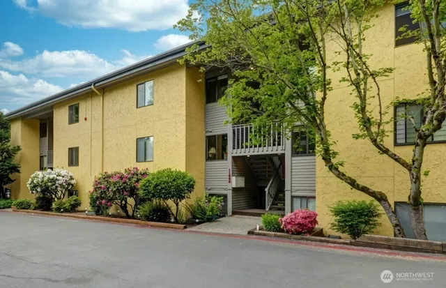 $2,600 | 11642 100th Avenue Northeast, Unit 305, Kirkland, WA 98034