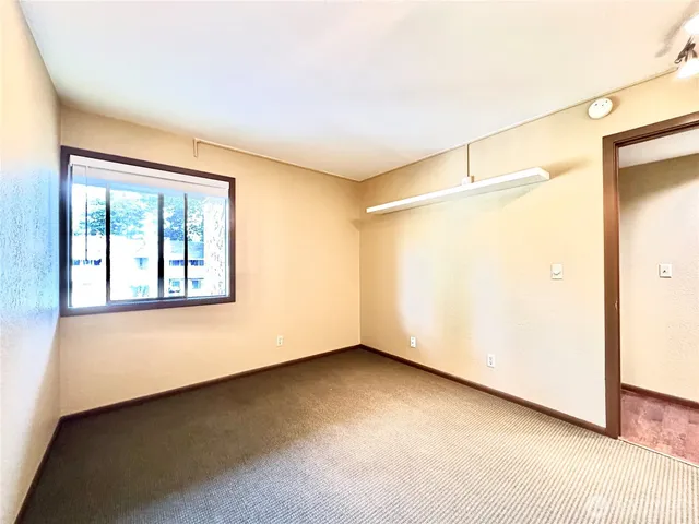$2,600 | 11642 100th Avenue Northeast, Unit 305, Kirkland, WA 98034