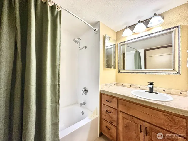 $2,600 | 11642 100th Avenue Northeast, Unit 305, Kirkland, WA 98034