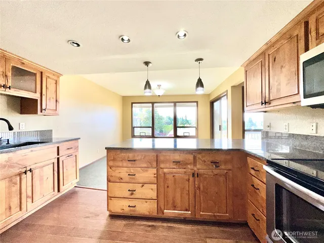 $2,600 | 11642 100th Avenue Northeast, Unit 305, Kirkland, WA 98034