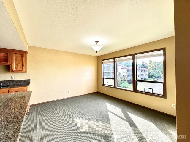 $2,600 | 11642 100th Avenue Northeast, Unit 305, Kirkland, WA 98034