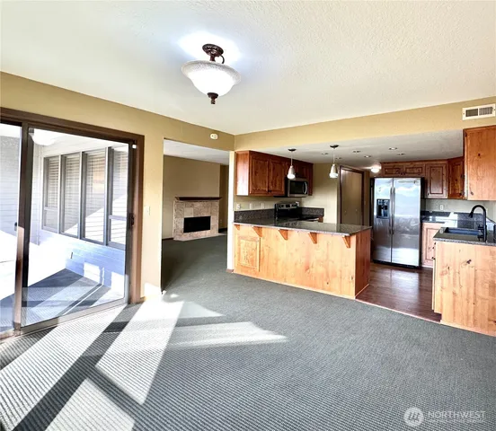 $2,600 | 11642 100th Avenue Northeast, Unit 305, Kirkland, WA 98034