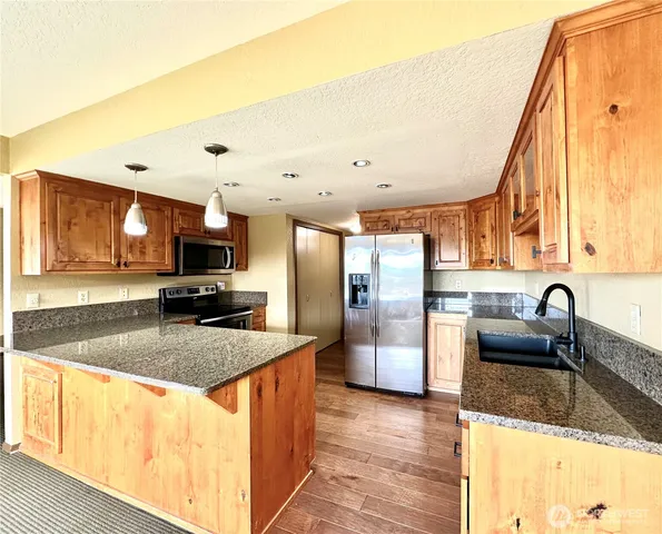 $2,600 | 11642 100th Avenue Northeast, Unit 305, Kirkland, WA 98034