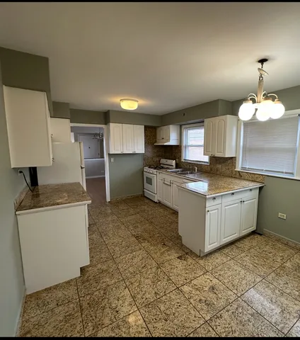 $2,300 | 3341 West Pratt Avenue, Unit 2, Lincolnwood, IL 60712