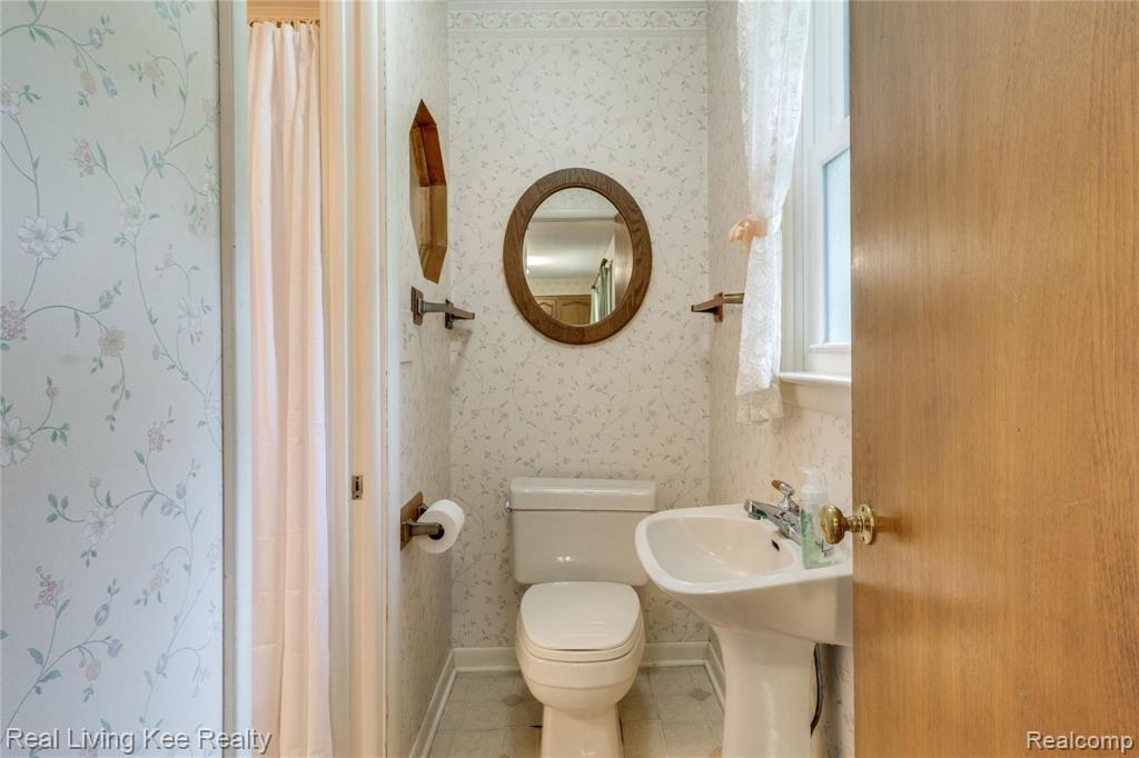 2361 Oklahoma Avenue Rochester Hills, MI 48309 - Photo 40 of 45