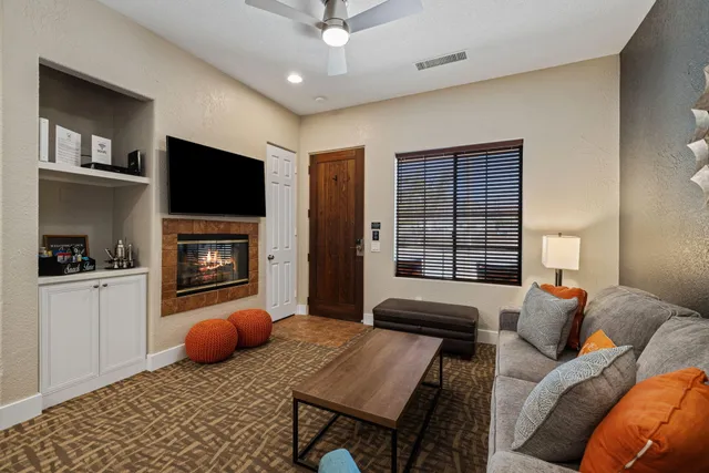 $325,950 | 50700 Santa Rosa Plaza, Unit 1, La Quinta, CA 92253