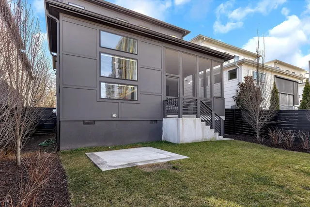 a view of a backyard