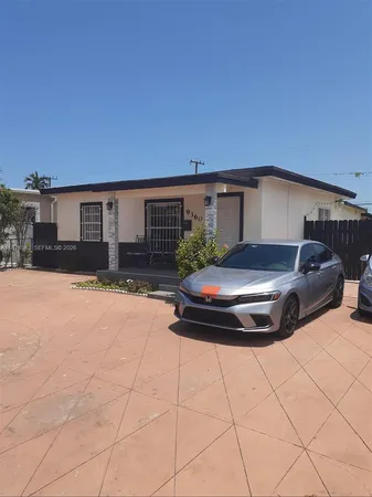 a view of a house with backyard