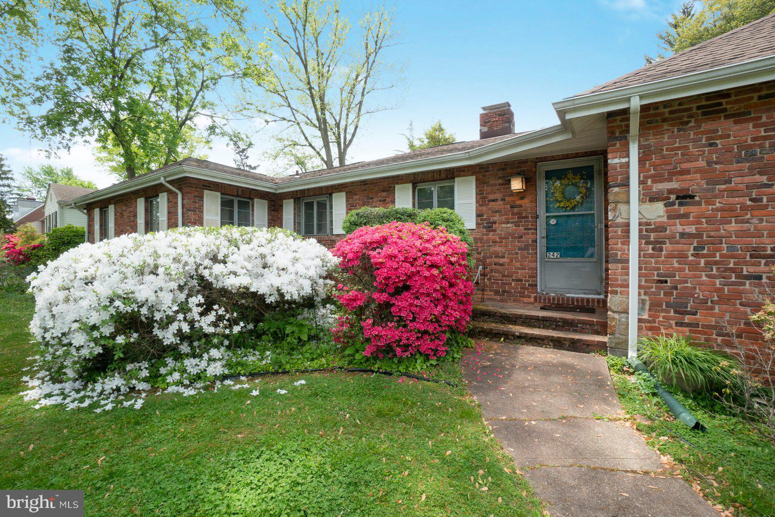 242 Gralan Road Baltimore, MD 21228 - Photo 3 of 39 Gallery Image 3