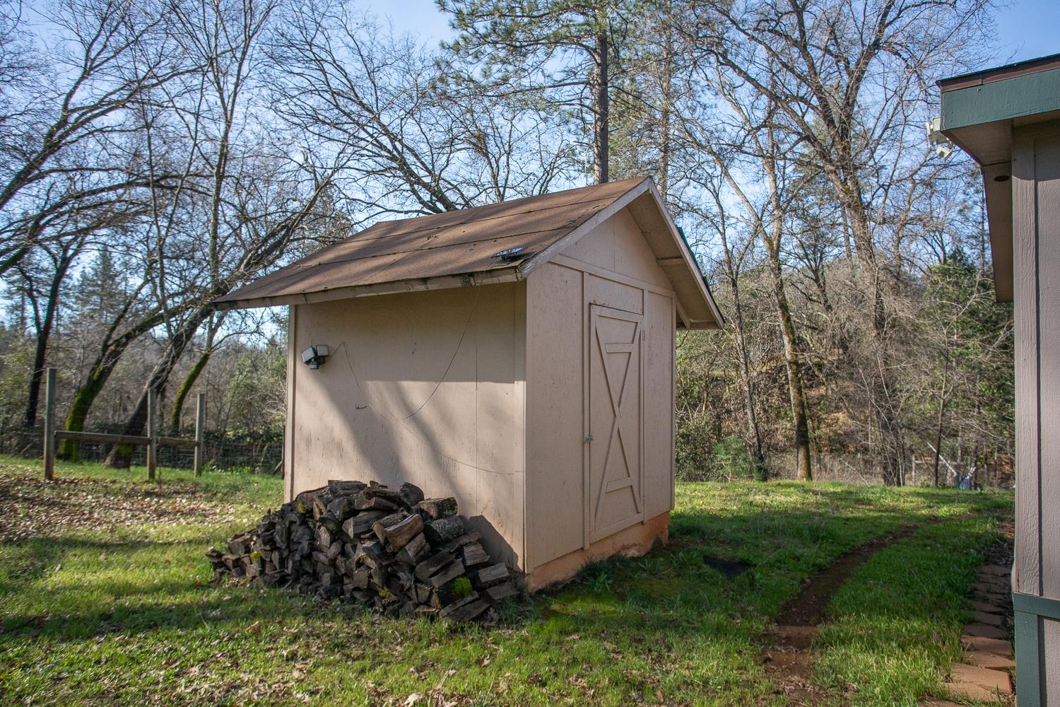 10146 Frenchtown Dobbins Road Dobbins, CA 95935 - Photo 31 of 38 a backyard of a house with lots of green space