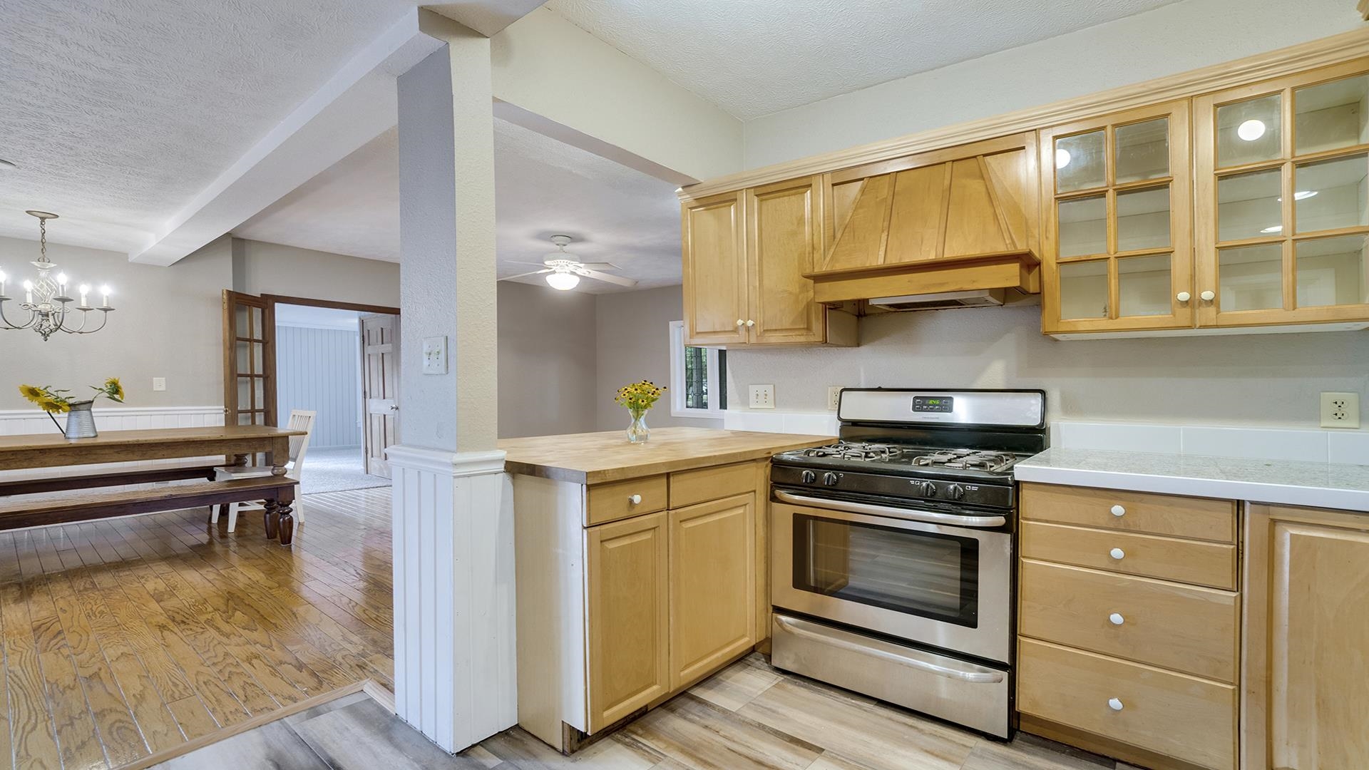 11501 Love Road Roscoe, IL 61073 - Photo 20 of 49 a kitchen with a stove and a sink
