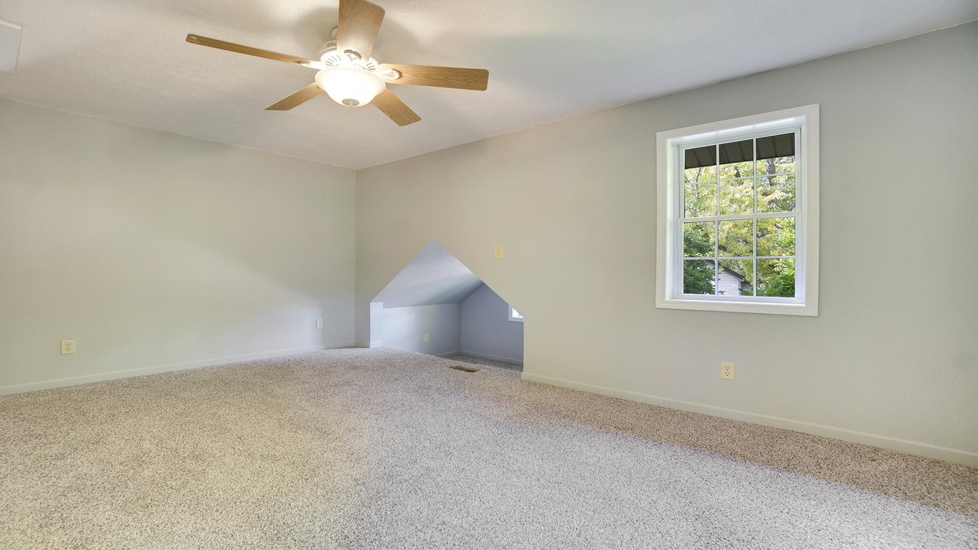 11501 Love Road Roscoe, IL 61073 - Photo 36 of 49 an empty room with windows and fan