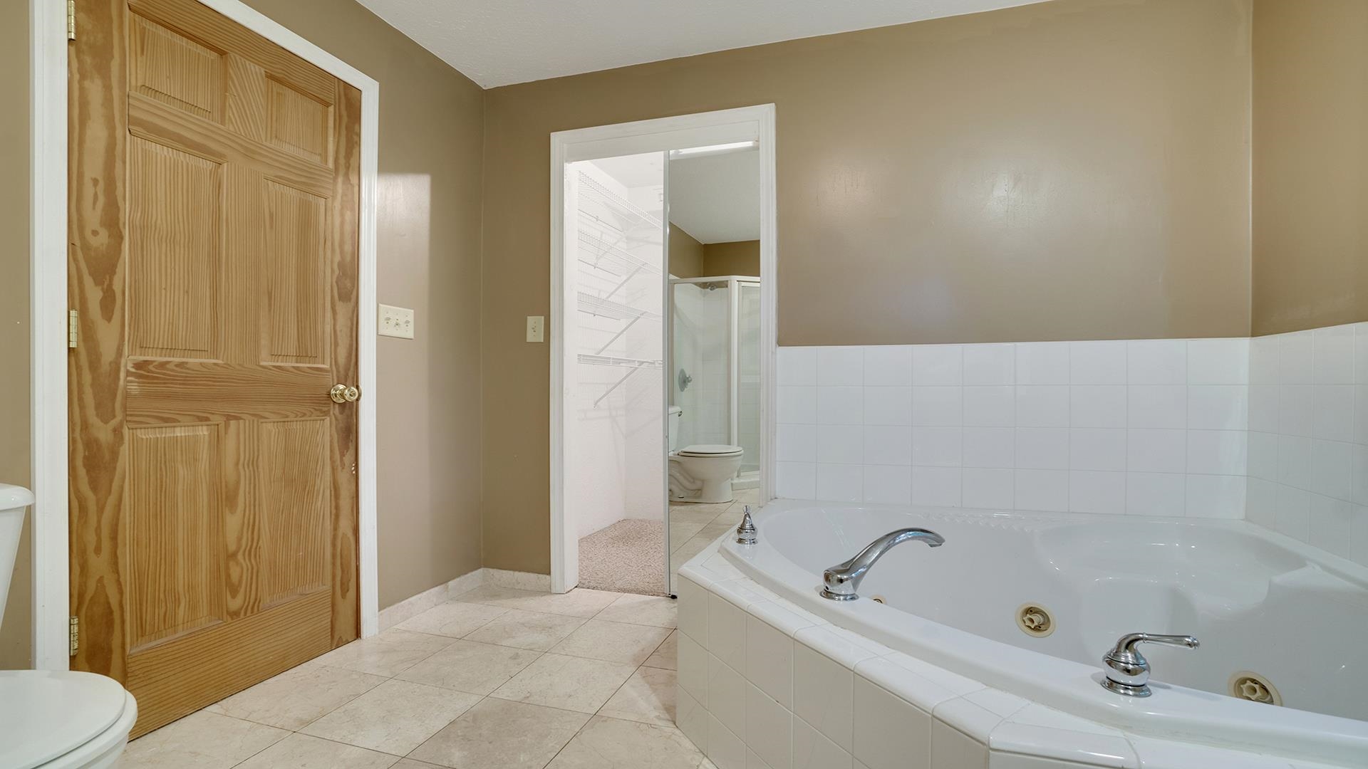 11501 Love Road Roscoe, IL 61073 - Photo 41 of 49 a bathroom with a tub a toilet and a sink