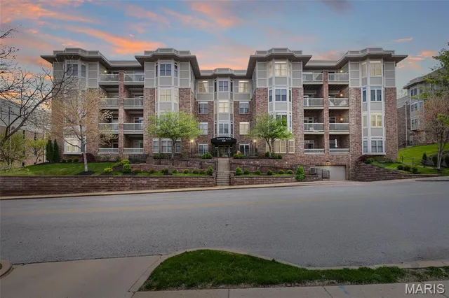 $359,900 | 520 North And South Road, Unit 105, St. Louis, MO 63130