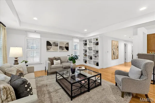 $359,900 | 520 North And South Road, Unit 105, St. Louis, MO 63130