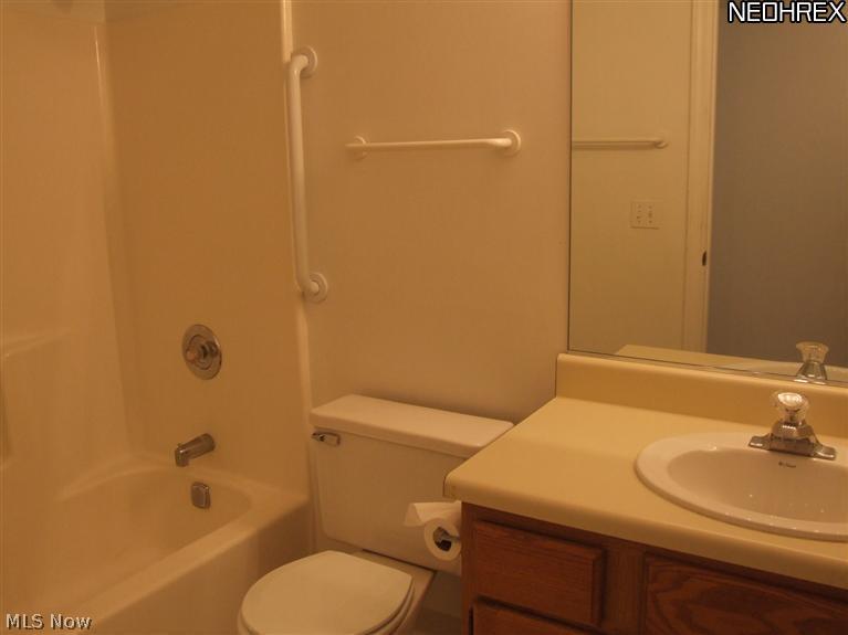 7175 Bellflower Road, Unit L31 Mentor, OH 44060 - Photo 11 of 14 FULL BATHROOM